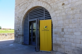 Le service public au plus près des territoires, c'est le leitmotiv fléché en jaune de La Poste !